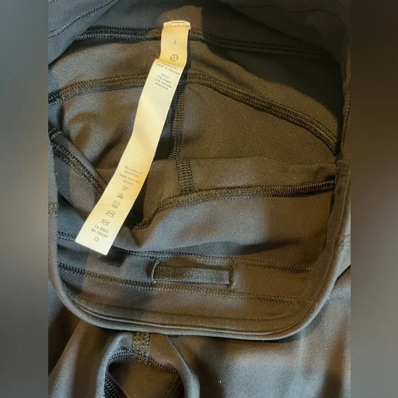 Lululemon black leggings with pockets - Picture 4 of 5